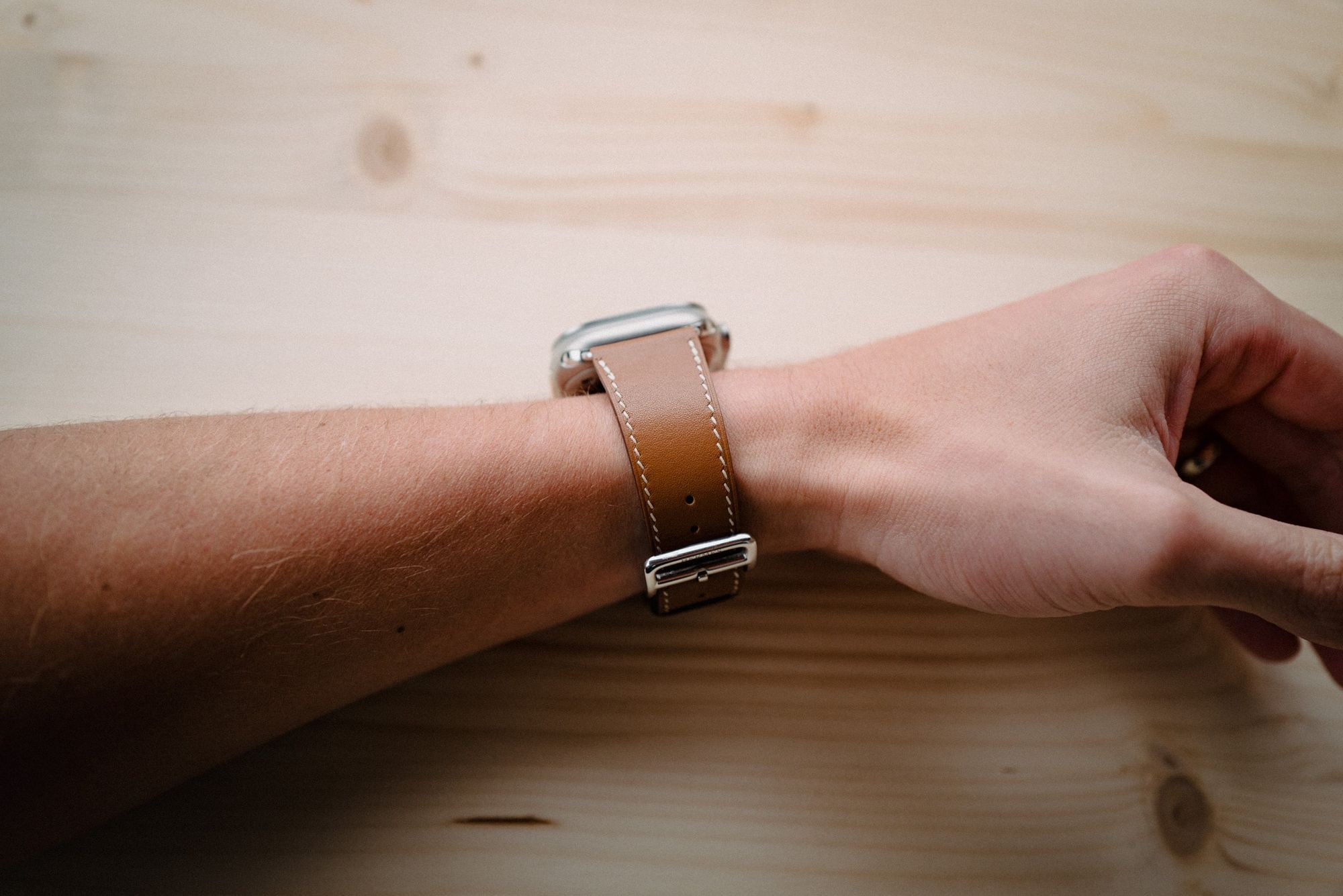 I’m a sucker for the white stitching on this band. This is my favourite Watch look, period.